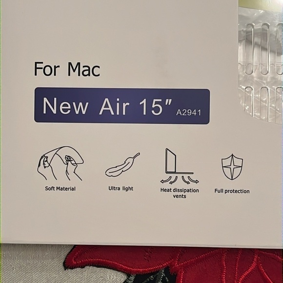 Brand New MacBook Air 15" Clear Hard Case w/ Screen Protector & Webcam Cover - Picture 11 of 16
